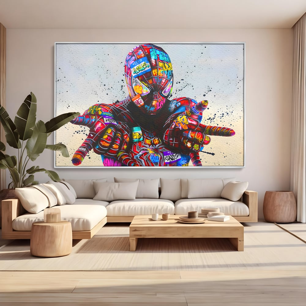 Tablou canvas cu tablou canvas cu omul paianjen in stil grafitti, in rama de aluminiu argintiu, pe perete intr-un living